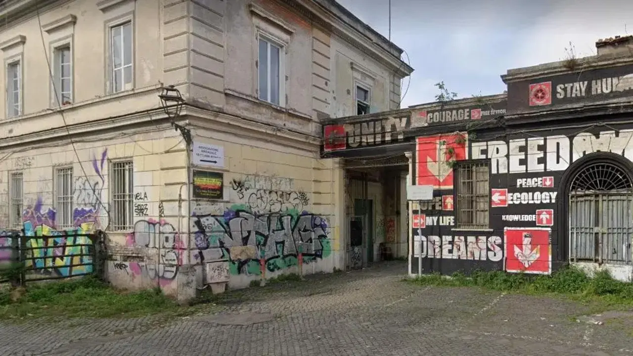 Ingresso del centro Ararat, con graffiti colorati e messaggi di libertà, pace ed ecologia.