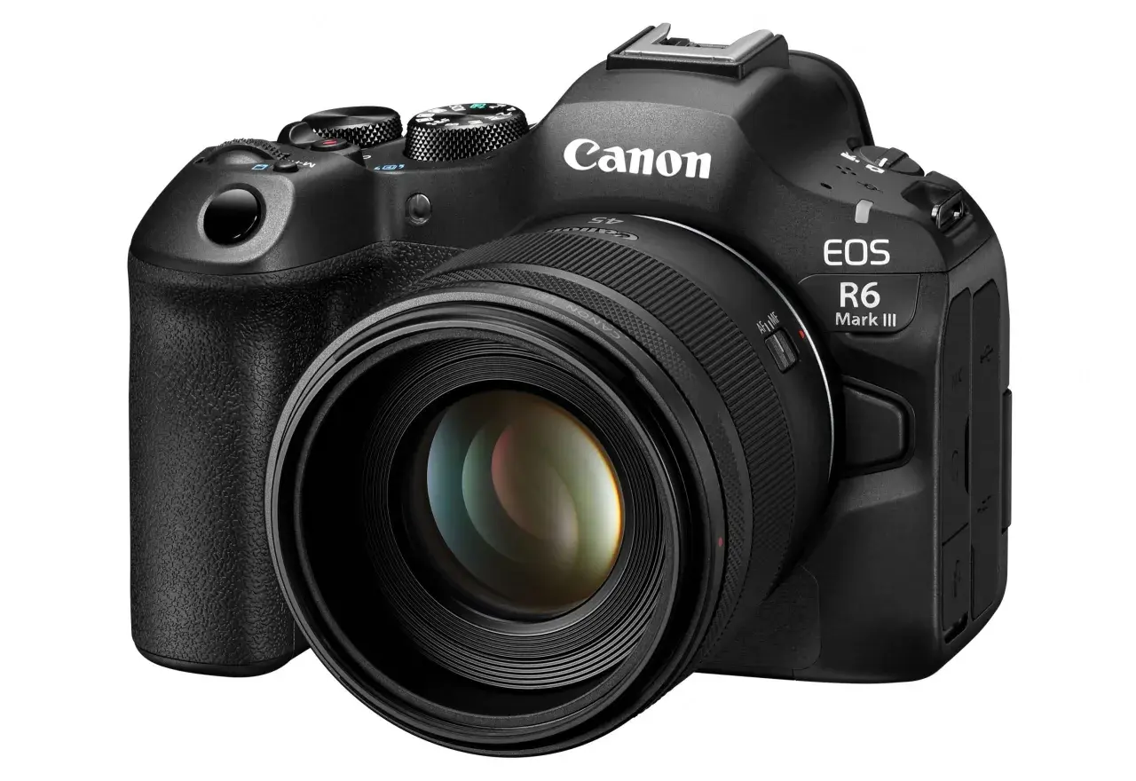 La Canon R6 Mark III, con il suo obiettivo luminoso, è pronta a catturare ogni dettaglio.