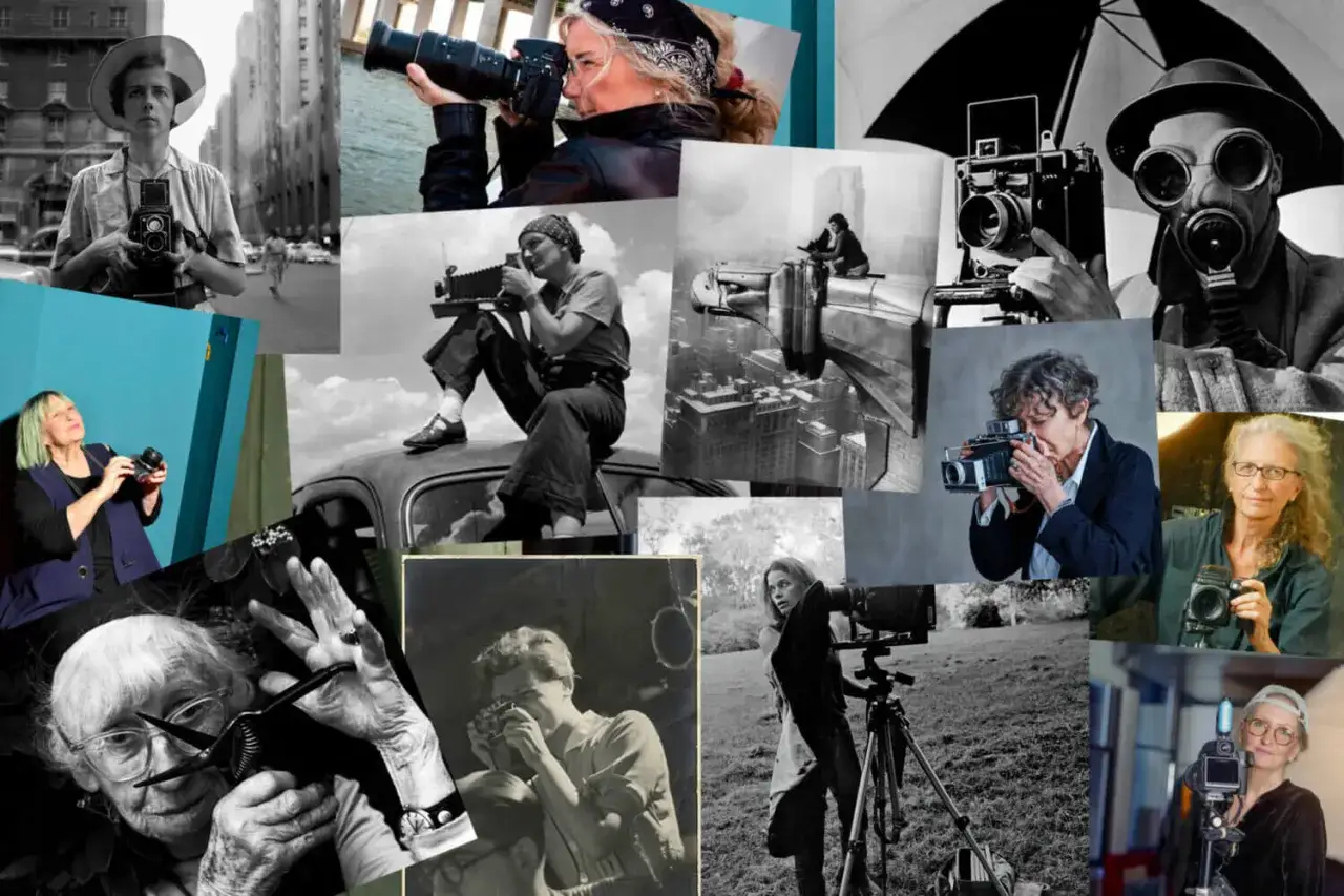 Collage di foto memorabili: donne con macchine fotografiche, da quelle d'epoca a quelle moderne, catturano momenti unici.