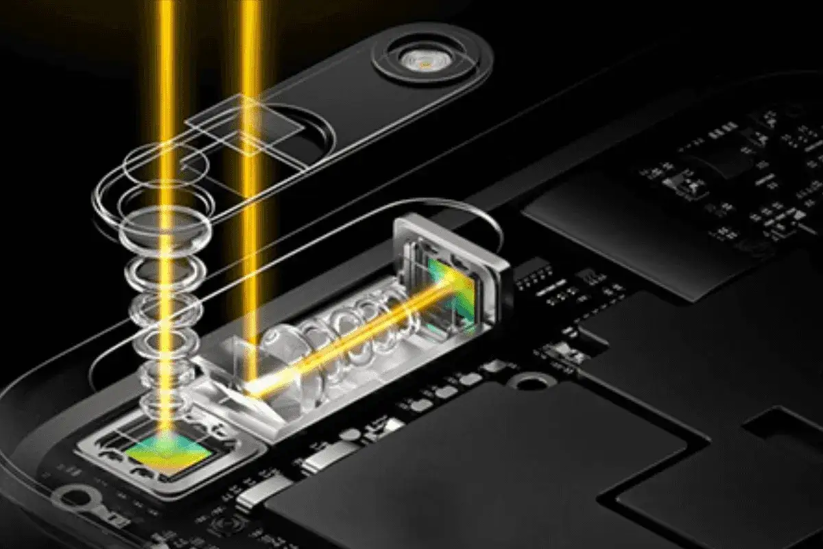 Dettaglio interno di un modulo fotocamera per smartphone, con raggi luminosi che illustrano il funzionamento dello smartphone zoom e delle sue lenti.