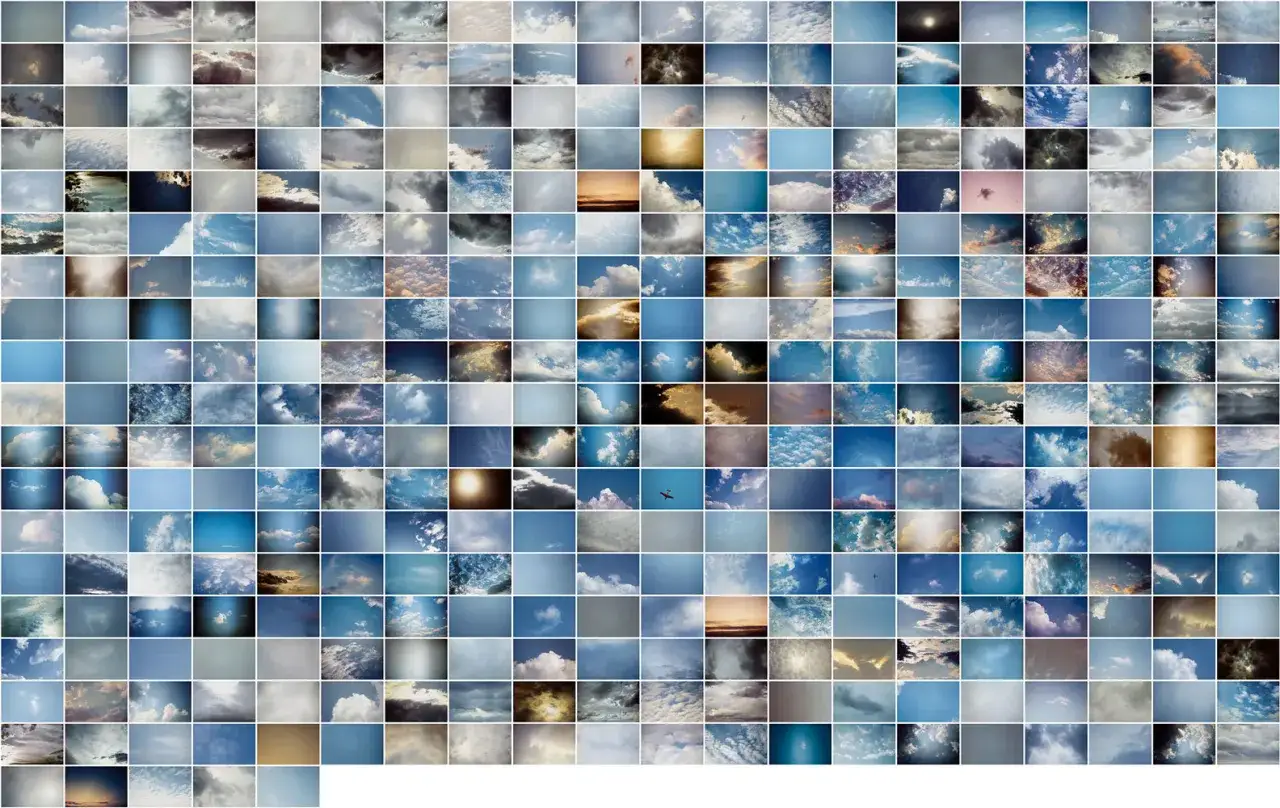 Un'installazione di Luigi Ghirri, un infinito cielo azzurro e nuvole, un viaggio visivo che cattura la bellezza effimera del firmamento.