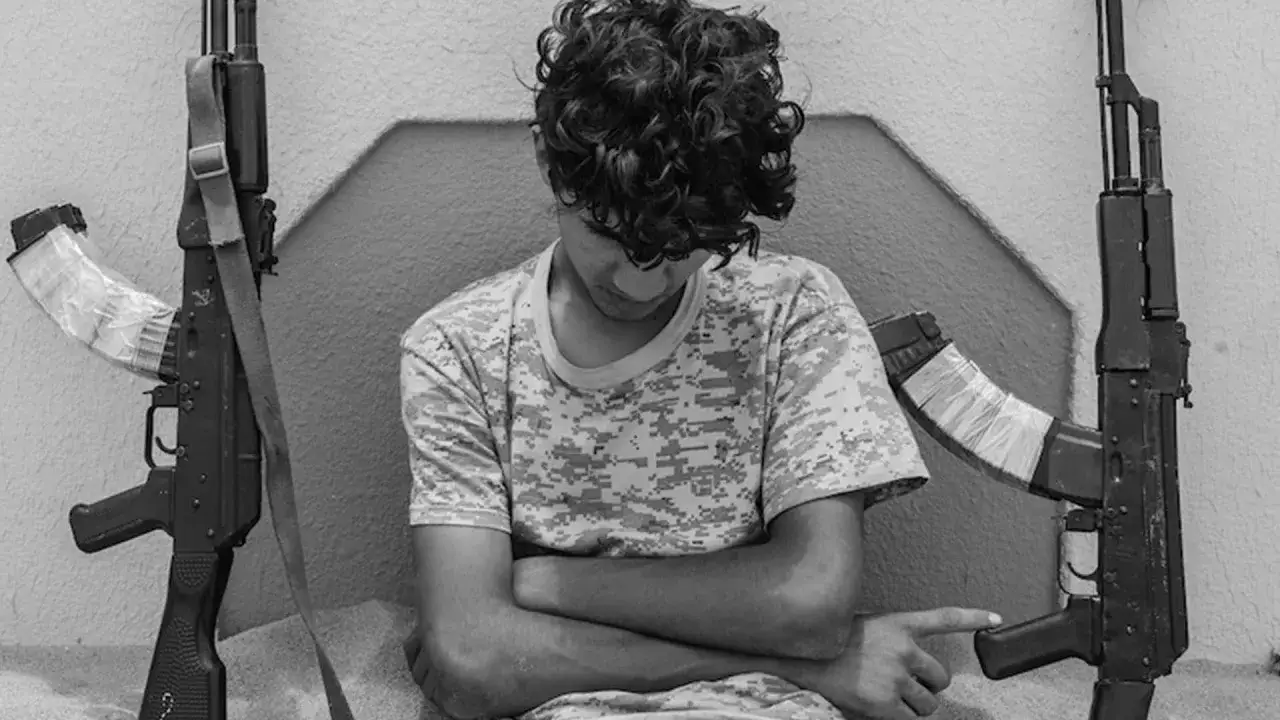 Ragazzo con fucili, uno scatto di micalizzi fotografo.