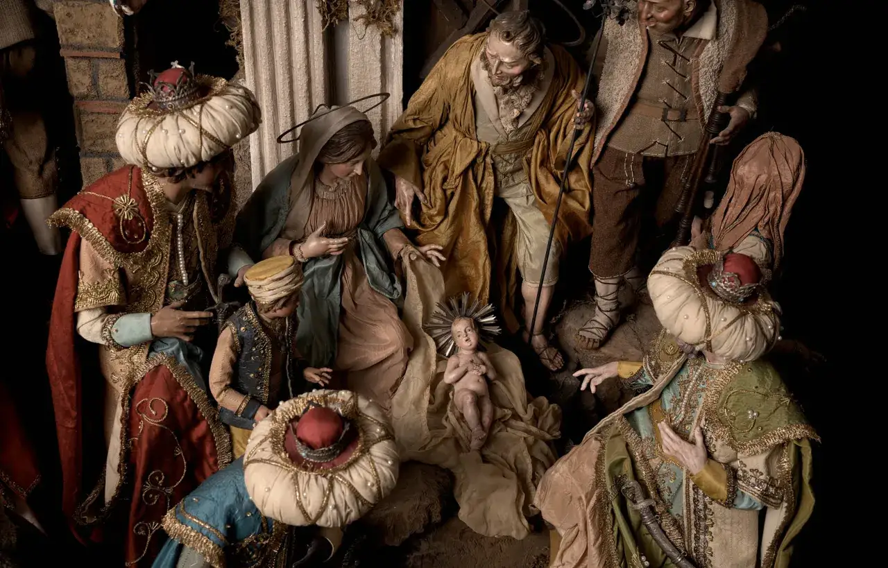 Presepe napoletano di San Biagio dei Librai: la Sacra Famiglia e i Magi con vesti sontuose, un'opera d'arte che narra la Natività.